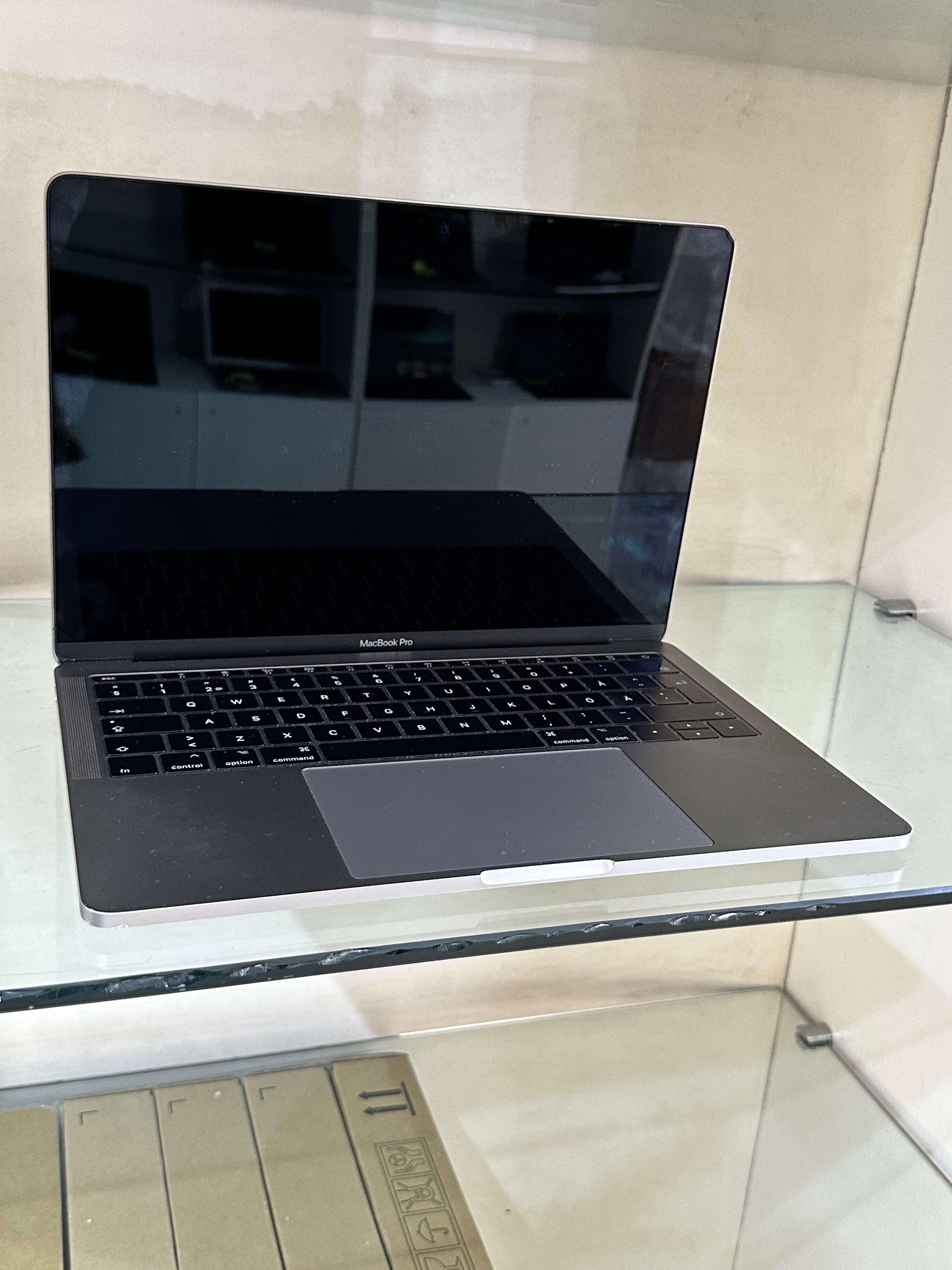 Apple MacBook Pro A1989 2018 core i5 8gb128gb